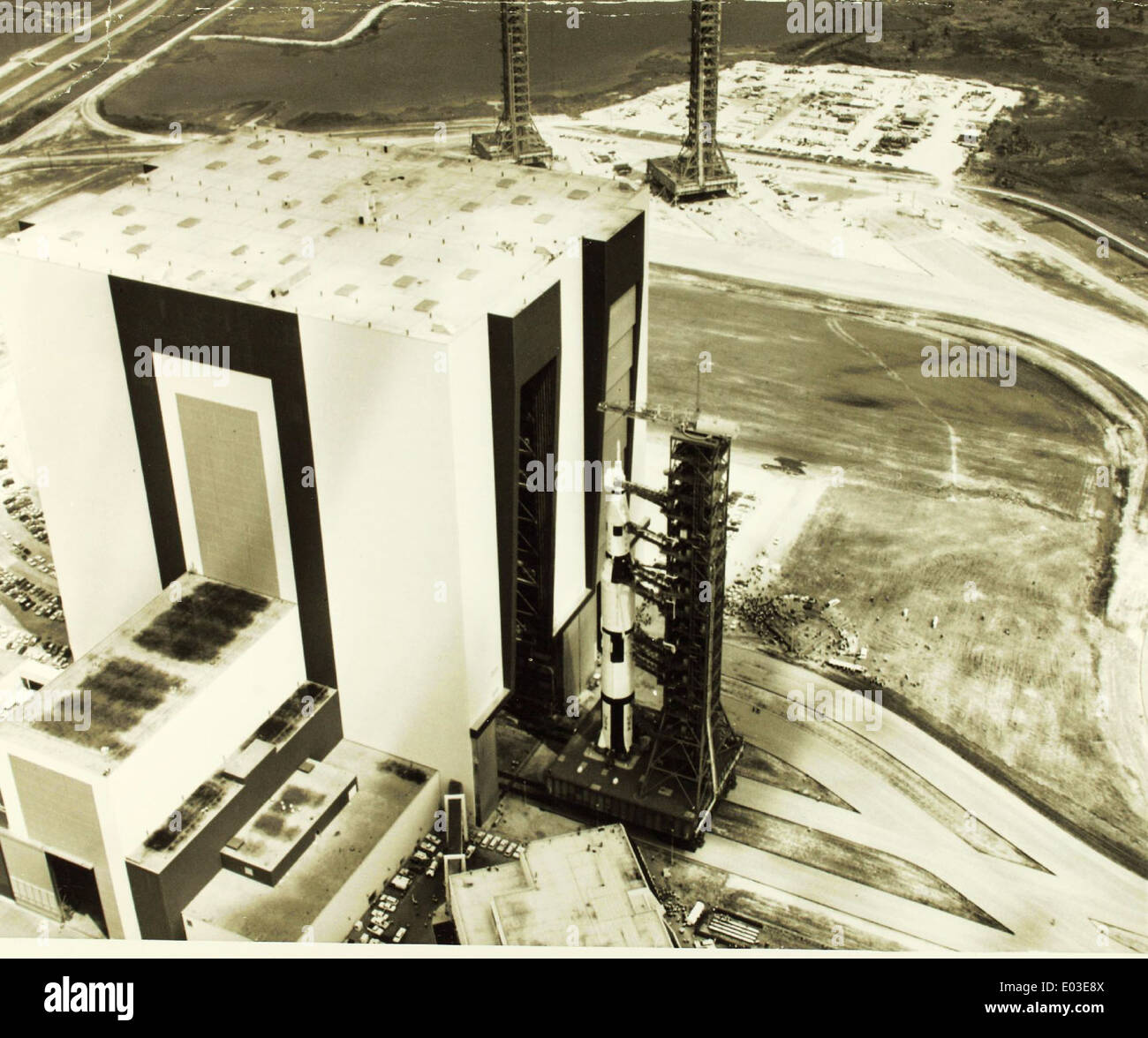 Il Saturn SA-5 è stato un componente chiave negli sforzi di esplorazione spaziale della NASA, specificamente progettato per testare i potenti motori necessari per le missioni spaziali. Questa foto lucida mostra il razzo Saturn SA-5, che ha svolto un ruolo essenziale nella preparazione delle missioni spaziali Apollo. Foto Stock