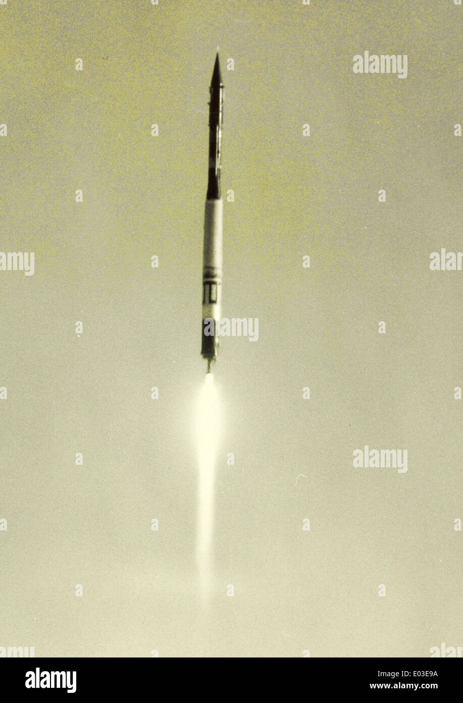 Il missile Vanguard, una parte dei primi sforzi di esplorazione spaziale della NASA, è mostrato in questa foto lucida. Ha giocato un ruolo chiave nel testare la tecnologia dei primi razzi per i lanci di satelliti durante gli anni '1950 Foto Stock Il missile Vanguard, una parte dei primi sforzi di esplorazione spaziale della NASA, è mostrato in questa foto lucida. Ha giocato un ruolo chiave nel testare la tecnologia dei primi razzi per i lanci di satelliti durante gli anni '1950 Foto Stock