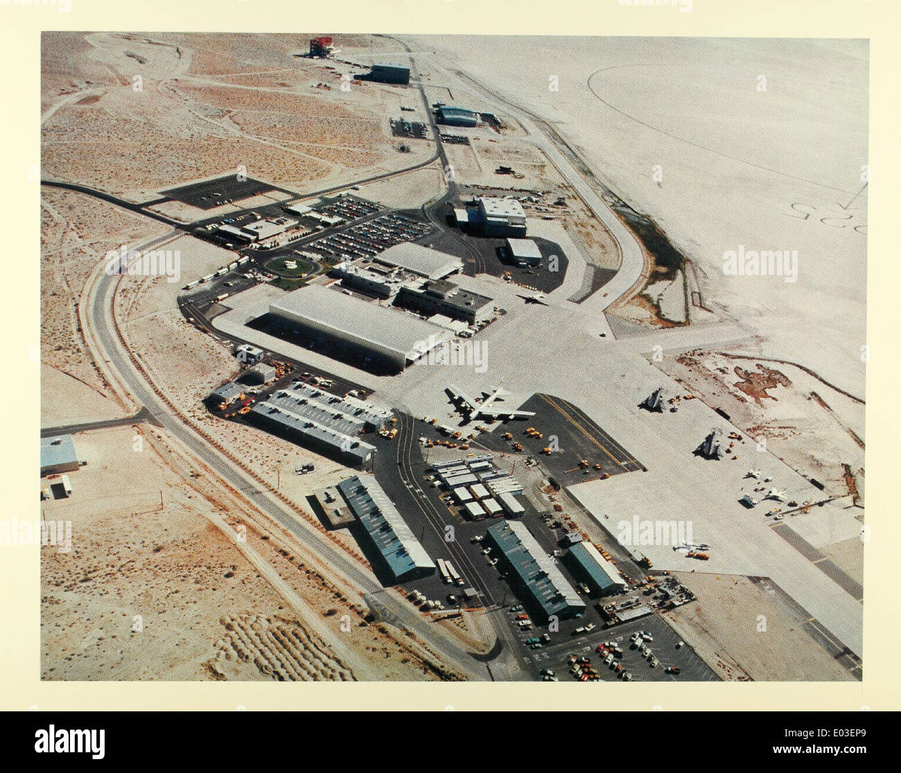 Il B-52 Stratofortress, utilizzato dalla U.S. Air Force per missioni a lungo raggio, è stato anche ampiamente testato presso il Dryden Flight Research Center. Questa foto lucida mostra l'aereo durante la sua ricerca di volo presso il Rogers Dry Lake della NASA. Foto Stock