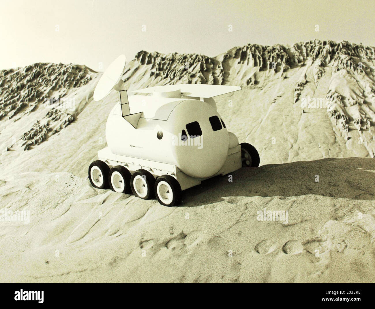 Questa foto lucida mostra i modelli del Lunar Roving Vehicle (LRV), che è stato utilizzato dagli astronauti Apollo durante le missioni Apollo 15, 16 e 17 per esplorare la superficie lunare. L'LRV permise agli astronauti di percorrere distanze maggiori sulla Luna. Foto Stock