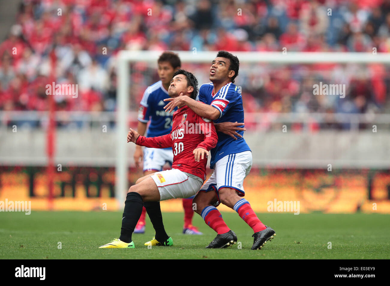 Saitama Stadium 2002, Saitama, Giappone. 29 apr 2014. (L a R) Shinzo Koroki (rossi), Dutra (F Marinos), Aprile 29, 2014 - Calcio /Soccer : 2014 J.League Division 1 tra Urawa Red Diamonds 1-0 Yokohama F.Marinos a Saitama Stadium 2002, Saitama, Giappone. © AFLO SPORT/Alamy Live News Foto Stock