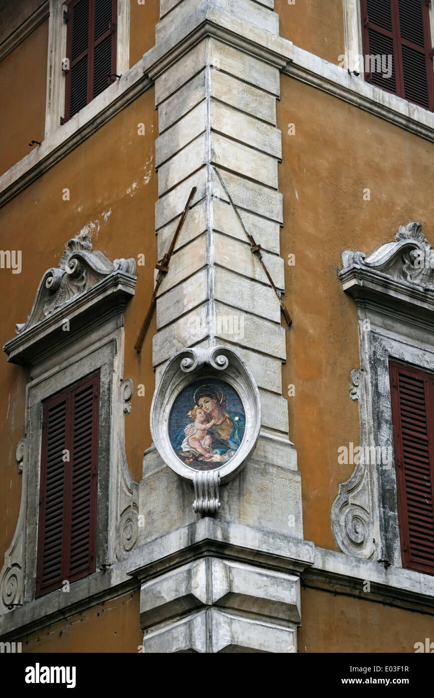 Close up icona religiosa sulla costruzione nel campo di Fiori, Roma, Italia Foto Stock