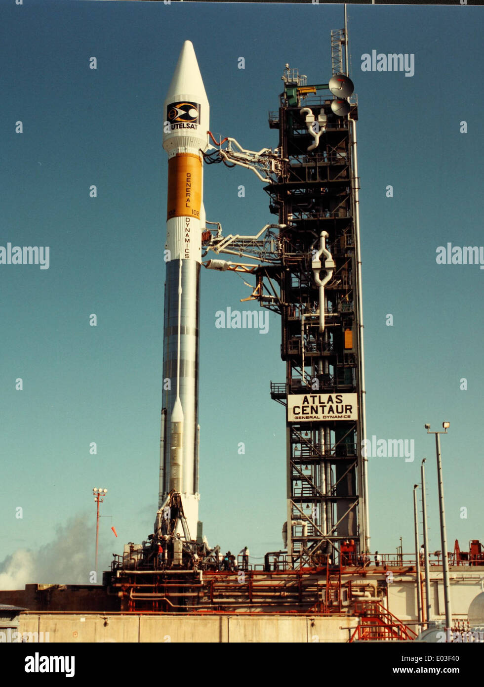 Questa foto lucida mostra l'Atlas-Centaur, un veicolo di lancio utilizzato dalla NASA per le missioni spaziali dagli anni '1960 agli anni '1980 La combinazione del razzo Atlas e dello stadio superiore Centaur fu fondamentale per lanciare numerosi carichi utili in orbita. Foto Stock Questa foto lucida mostra l'Atlas-Centaur, un veicolo di lancio utilizzato dalla NASA per le missioni spaziali dagli anni '1960 agli anni '1980 La combinazione del razzo Atlas e dello stadio superiore Centaur fu fondamentale per lanciare numerosi carichi utili in orbita. Foto Stock