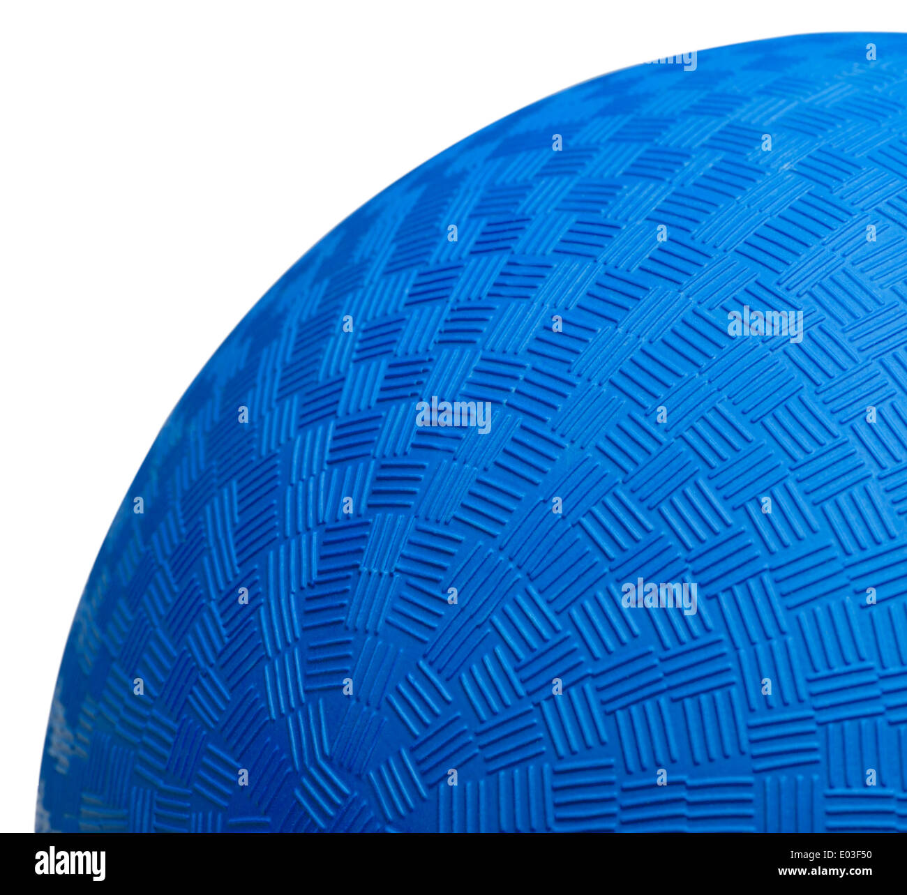 Chiudere la sezione di blu Dodge Ball isolati su sfondo bianco. Foto Stock