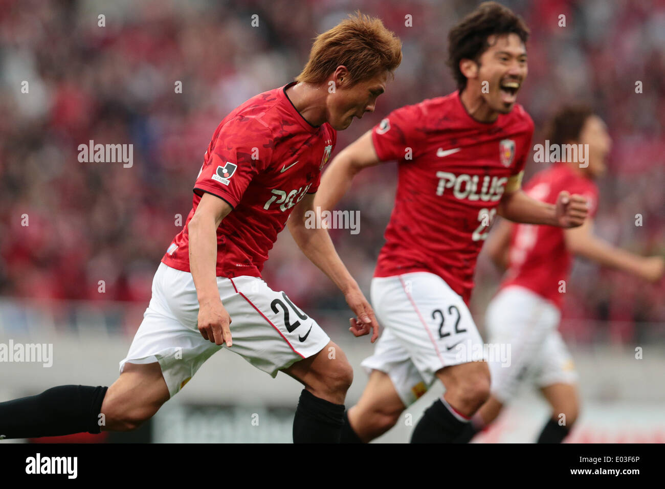 Saitama Stadium 2002, Saitama, Giappone. 29 apr 2014. (L a R) Tadanari Lee Yuki Abe (rossi), Aprile 29, 2014 - Calcio /Soccer : 2014 J.League Division 1 tra Urawa Red Diamonds 1-0 Yokohama F.Marinos a Saitama Stadium 2002, Saitama, Giappone. © AFLO SPORT/Alamy Live News Foto Stock