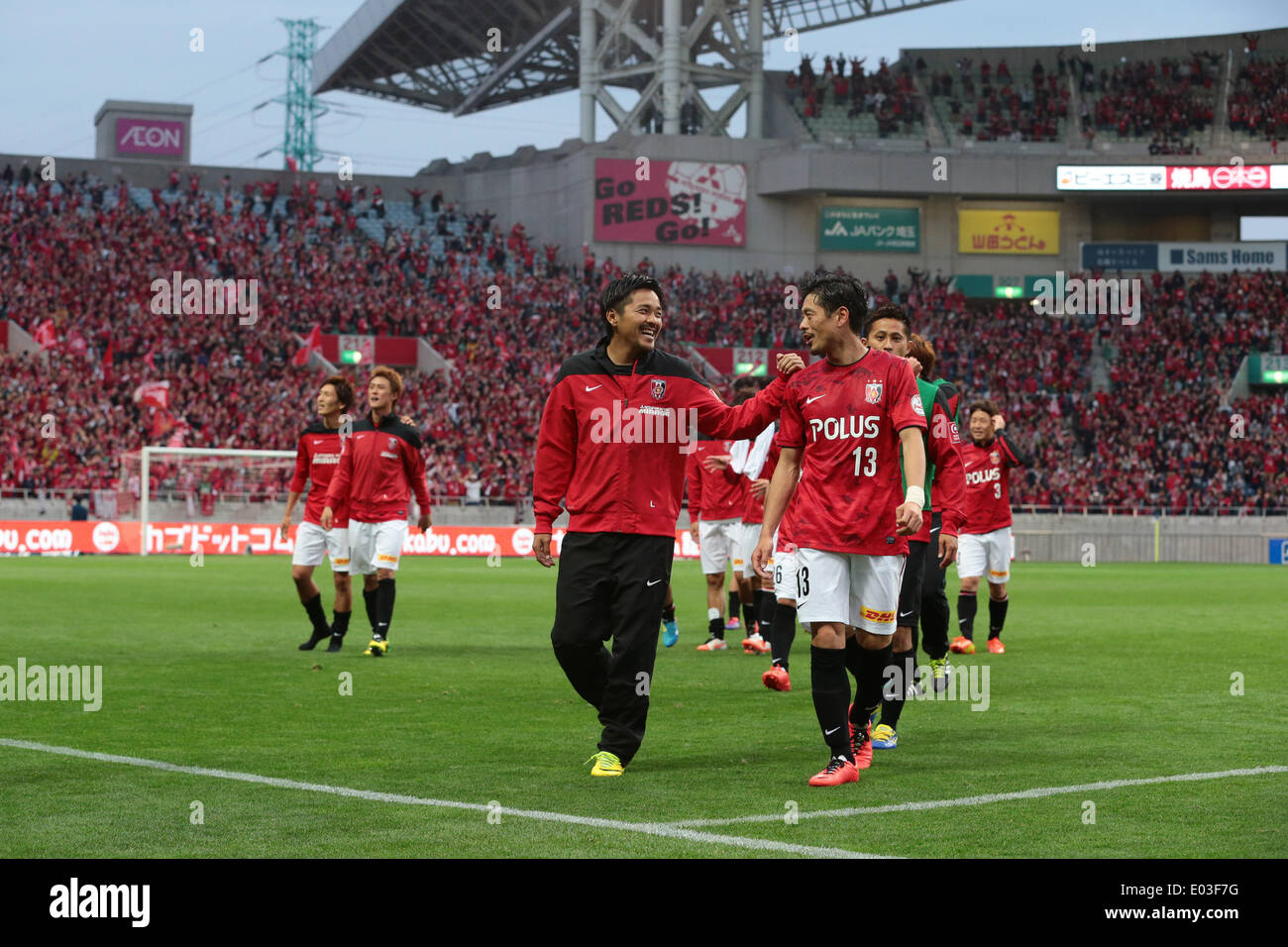 Saitama Stadium 2002, Saitama, Giappone. 29 apr 2014. (L a R) Shinzo Koroki, Keita Suzuki (rossi), Aprile 29, 2014 - Calcio /Soccer : 2014 J.League Division 1 tra Urawa Red Diamonds 1-0 Yokohama F.Marinos a Saitama Stadium 2002, Saitama, Giappone. © AFLO SPORT/Alamy Live News Foto Stock