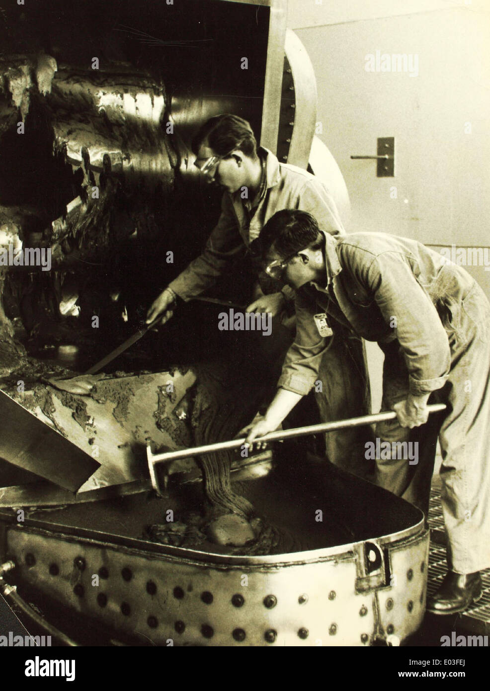 Questa fotografia lucida mostra una procedura di pulizia del combustibile a propellente solido, una parte essenziale della preparazione di razzi e missili. Garantire l'integrità e le prestazioni dei sistemi propellenti è fondamentale per il successo delle missioni spaziali e delle applicazioni militari. Foto Stock Questa fotografia lucida mostra una procedura di pulizia del combustibile a propellente solido, una parte essenziale della preparazione di razzi e missili. Garantire l'integrità e le prestazioni dei sistemi propellenti è fondamentale per il successo delle missioni spaziali e delle applicazioni militari. Foto Stock