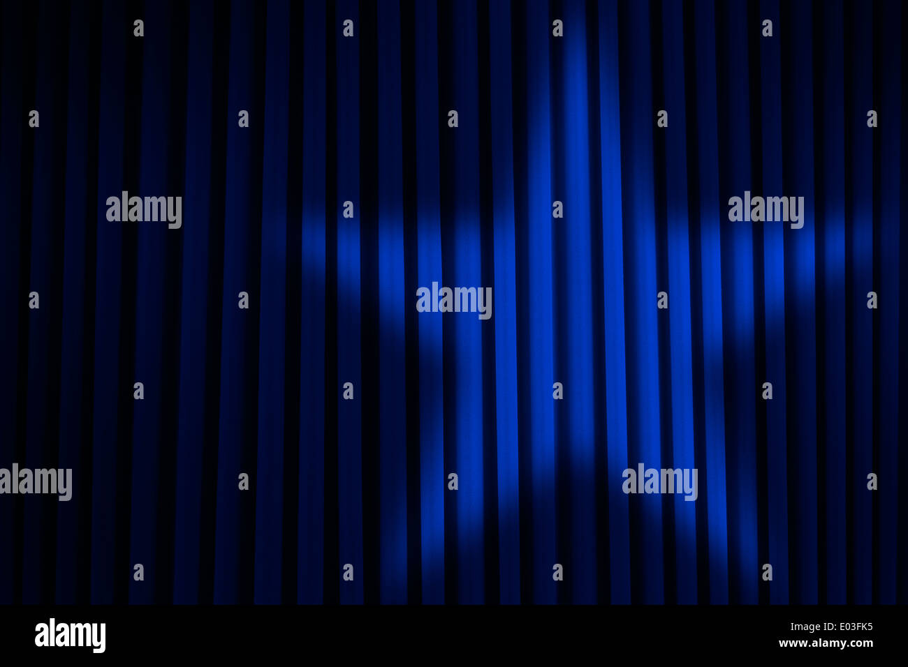 Blue sipario di un palcoscenico con Star Spotlight. Foto Stock Blue sipario di un palcoscenico con Star Spotlight. Foto Stock