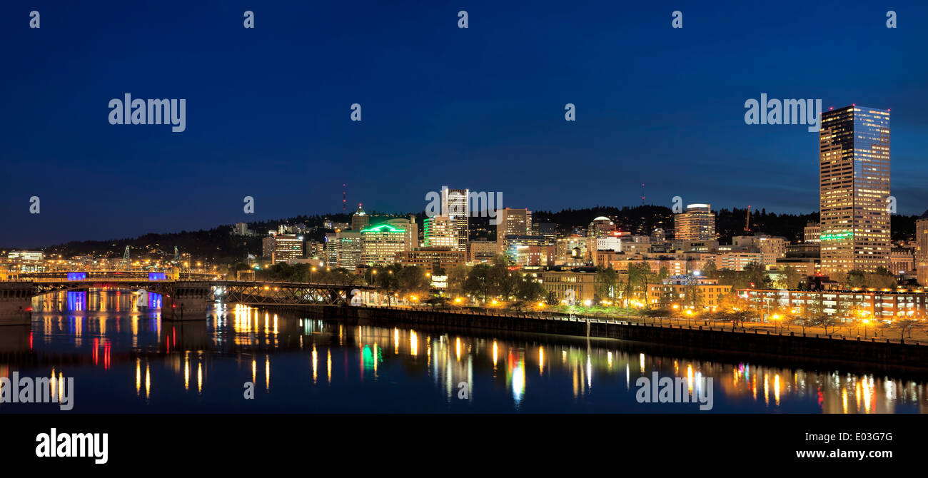 Portland Oregon Downtown skyline della città lungo il fiume Willamette Waterfront a sera ora blu Panorama Foto Stock