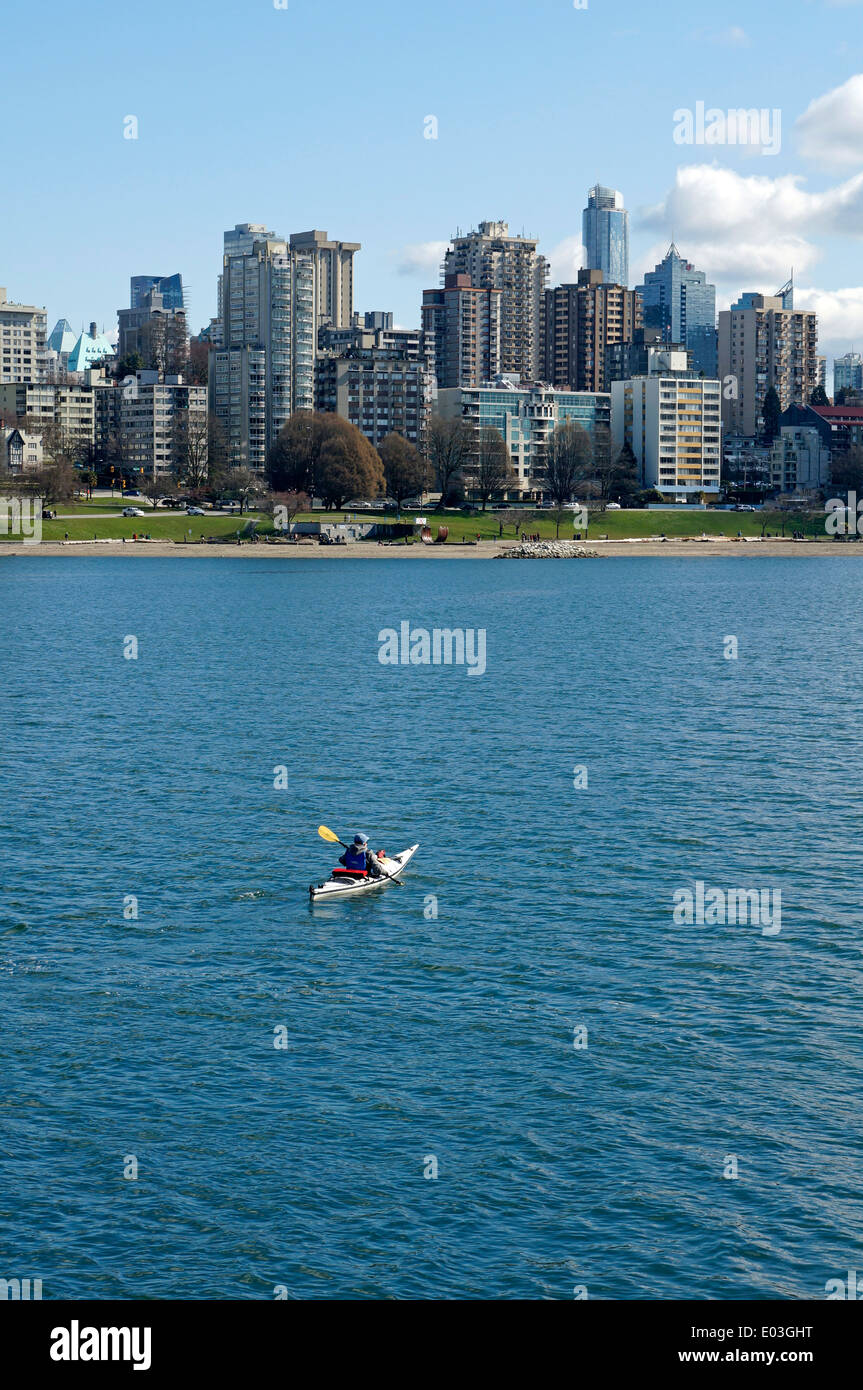 Lone kayaker in English Bay, Vancouver, BC, Canada Foto Stock