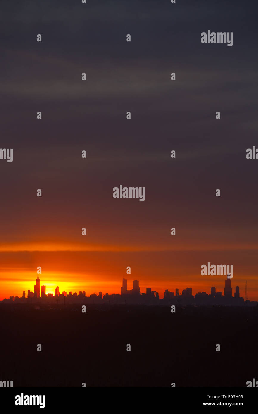 Visto da una distanza, all'alba sul lago Michigan e la skyline di Chicago, IL. Foto Stock