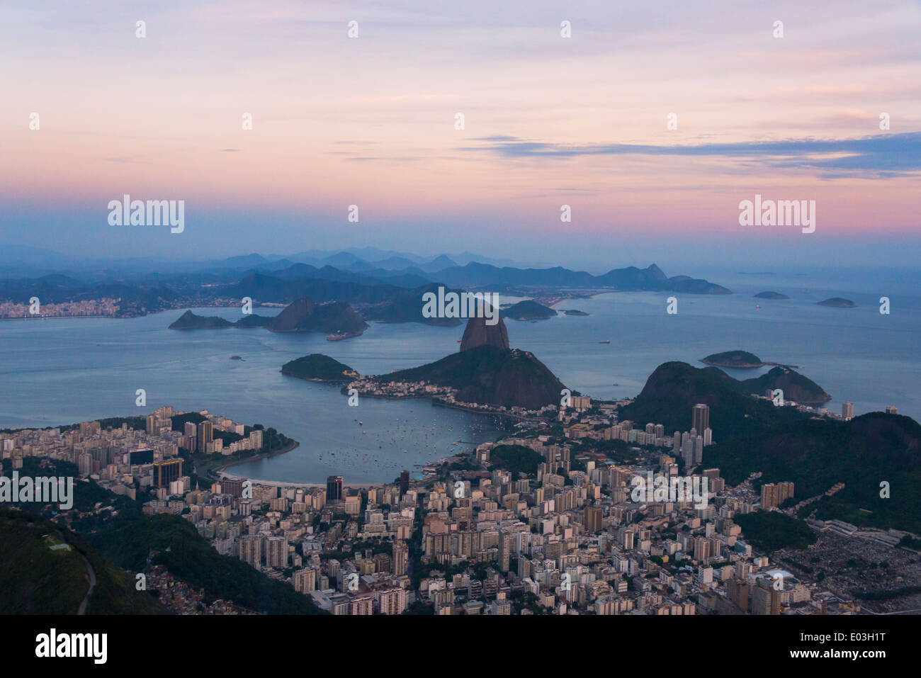 Sugarloaf Mountain e il paesaggio urbano nel Botafogo Bay, Rio de Janeiro, Brasile Foto Stock