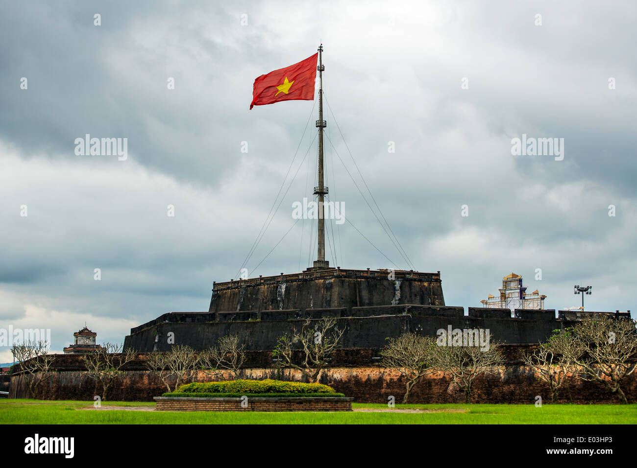 Bandiera della torre (Cot Co) nella cittadella di Hué city, Vietnam Sito Patrimonio Mondiale dell'Unesco Foto Stock