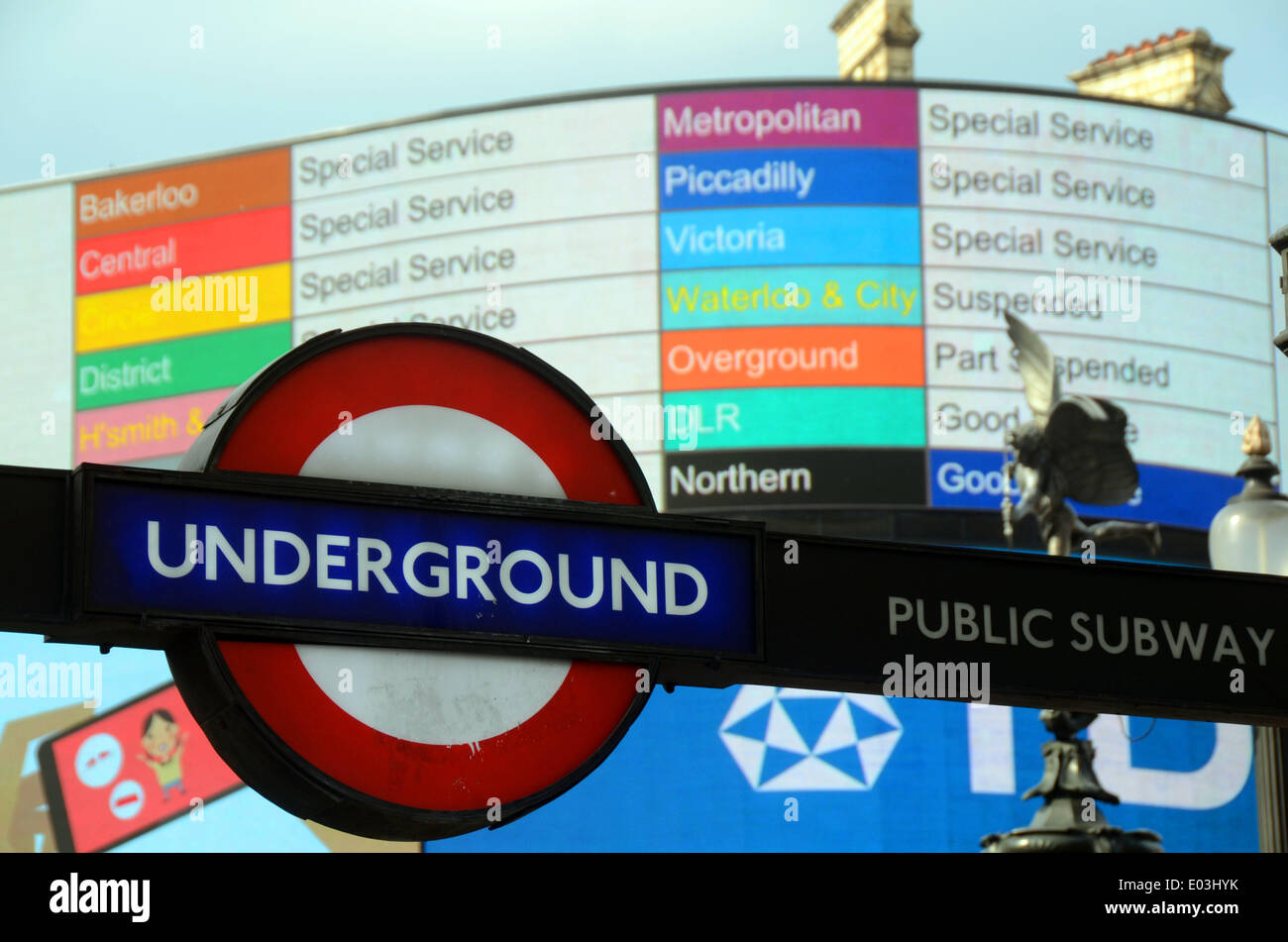 Londra, UK, 30 aprile 2014, Piccadilly Circus visualizza informazioni sul tubo come London Underground sciopero provoca un caos del traffico. Credito: JOHNNY ARMSTEAD/Alamy Live News Foto Stock