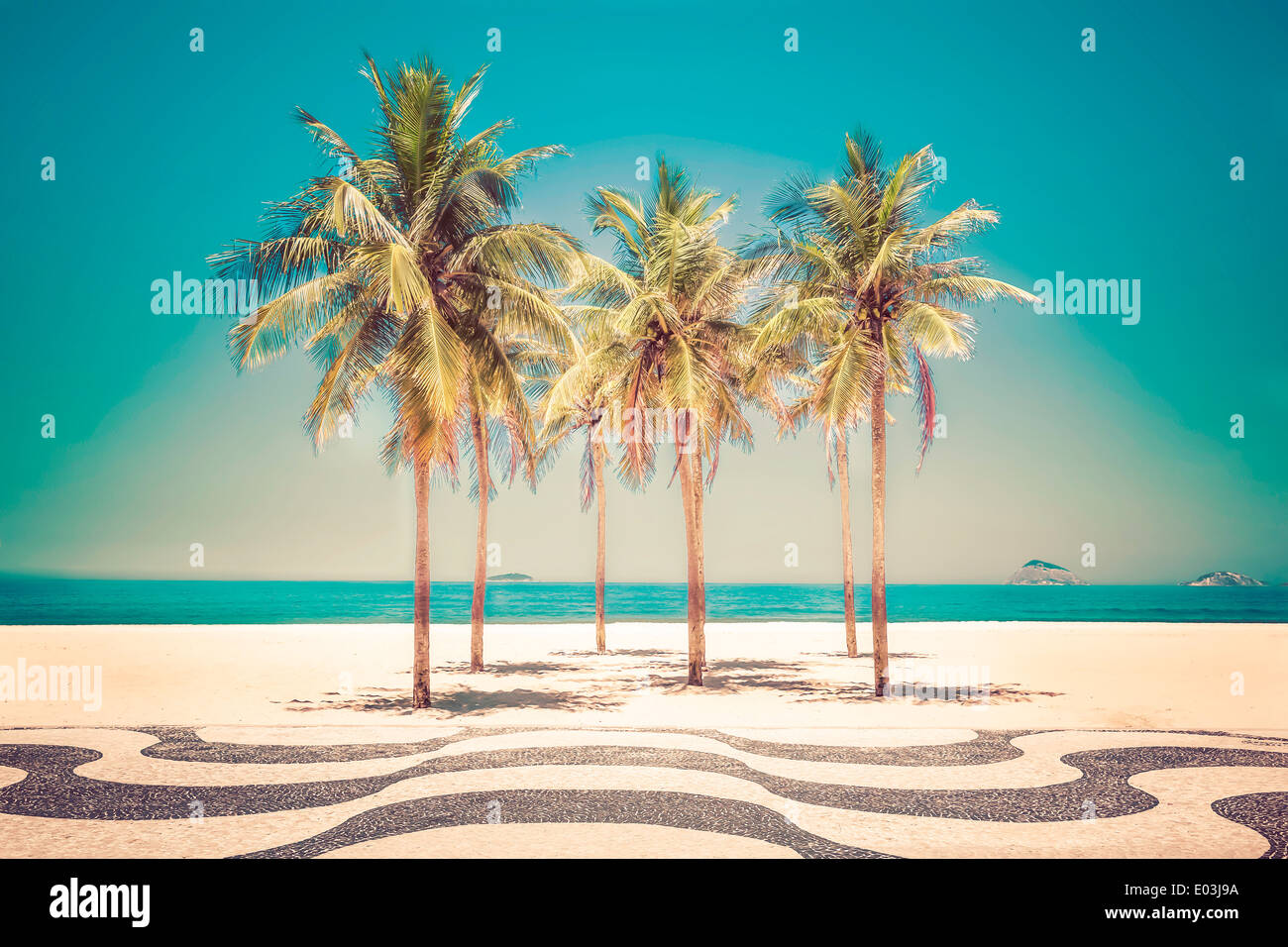 Le palme sulla spiaggia di Copacabana a Rio de Janeiro in Brasile Foto Stock
