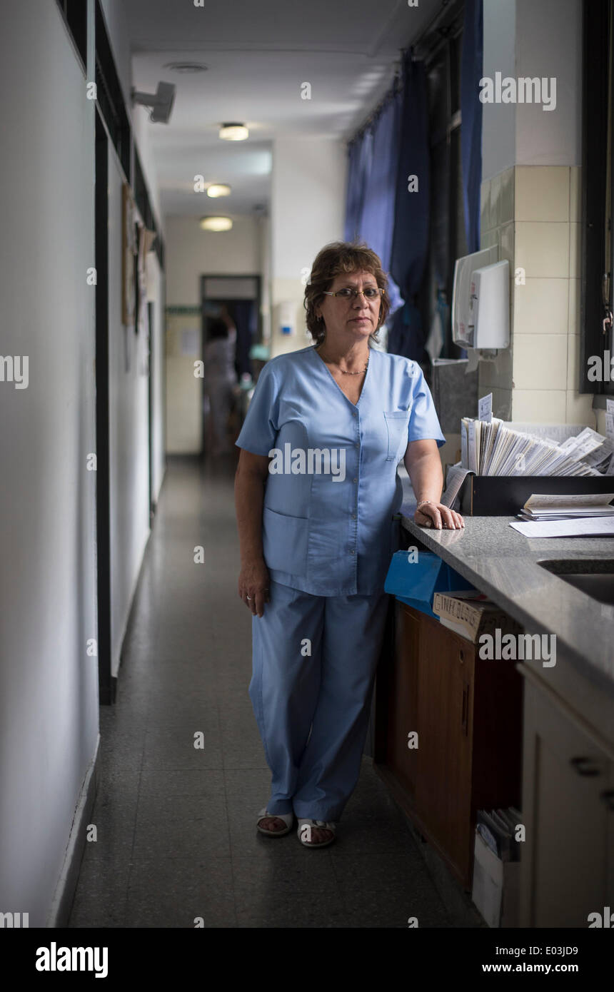 Buenos Aires, Argentina. 30 apr 2014. Rosa Isabel Rolon, 56 anni, pone in un corridoio di Fernandez ospedale dove lavora a Buenos Aires, Argentina, 30 aprile 2014. Rosa è stato un infermiere per 39 anni. La Festa del Lavoro è per legge un vacanza in Argentina. Opere di varie professiona e mestieri possono prendere un giorno di pausa dal lavoro di occupato. © Martin Zabala/Xinhua/Alamy Live News Foto Stock