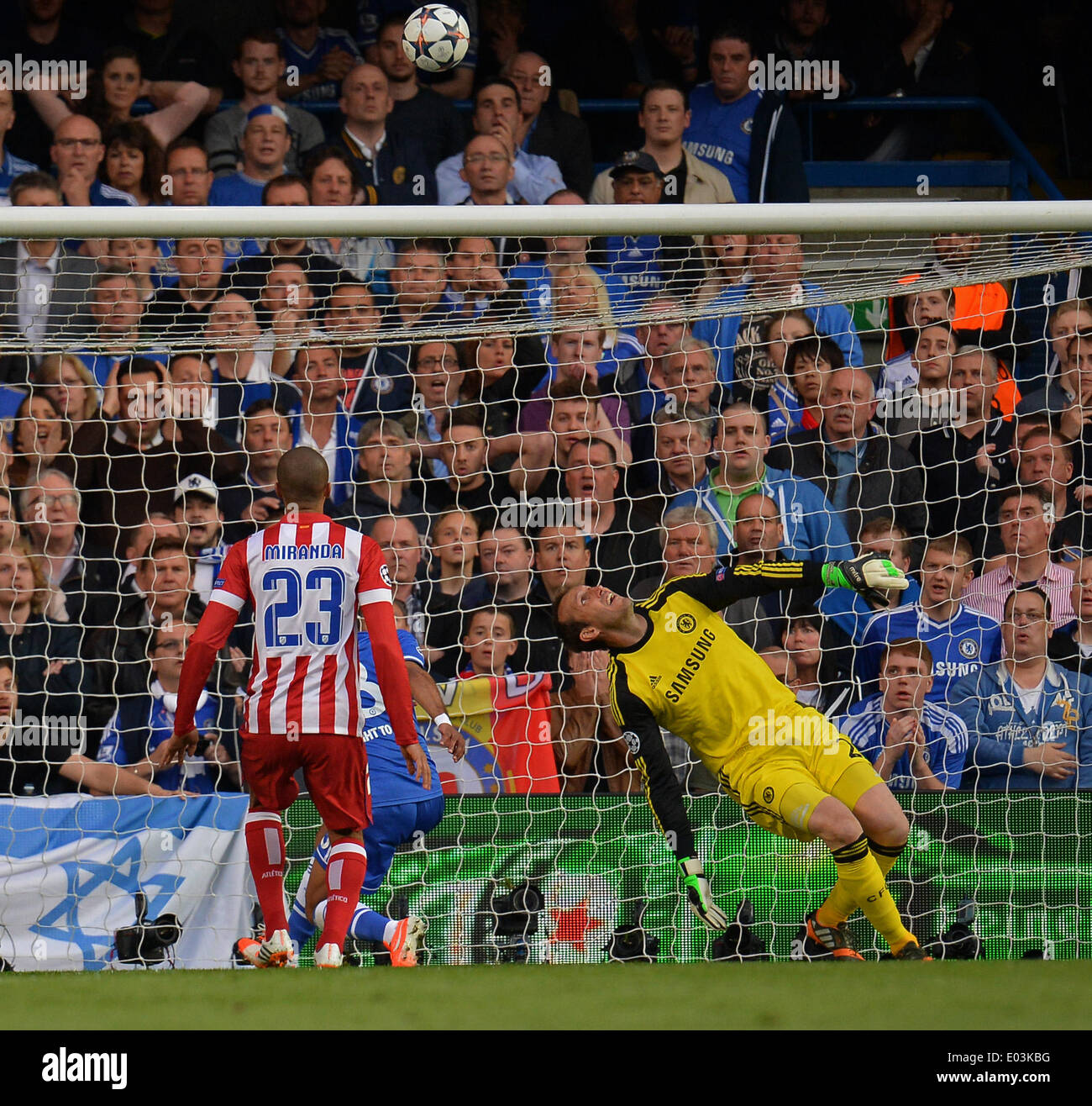 Londra, Regno Unito. 30 apr 2014. Chelsea il portiere Mark Schwarzer si affaccia su come la palla va oltre la barra trasversale durante la UEFA Champions League Semi-Final match tra Chelsea da Inghilterra e Atletico Madrid dalla Spagna ha giocato a Stamford Bridge, il 30 aprile 2014 a Londra, Inghilterra. Credito: Mitchell Gunn/ESPA/Alamy Live News Foto Stock