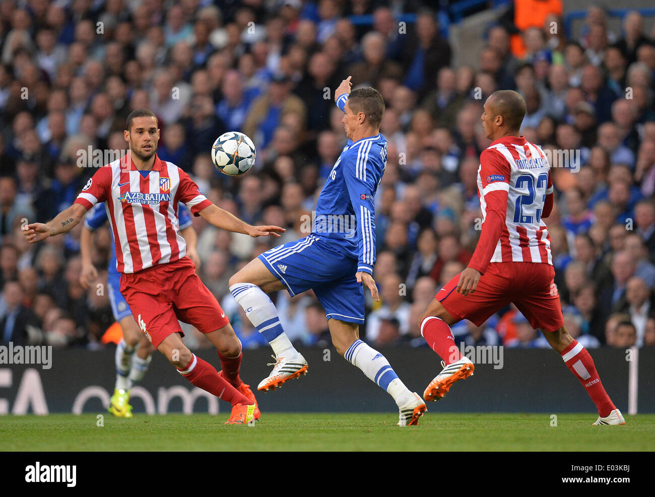 Londra, Regno Unito. 30 apr 2014. Atletico Madrid il centrocampista Mario Suarez del Chelsea avanti Fernando Torres e Atletico Madrid il difensore Miranda competere per la palla durante la UEFA Champions League Semi-Final match tra Chelsea da Inghilterra e Atletico Madrid dalla Spagna ha giocato a Stamford Bridge, il 30 aprile 2014 a Londra, Inghilterra. Credito: Mitchell Gunn/ESPA/Alamy Live News Foto Stock