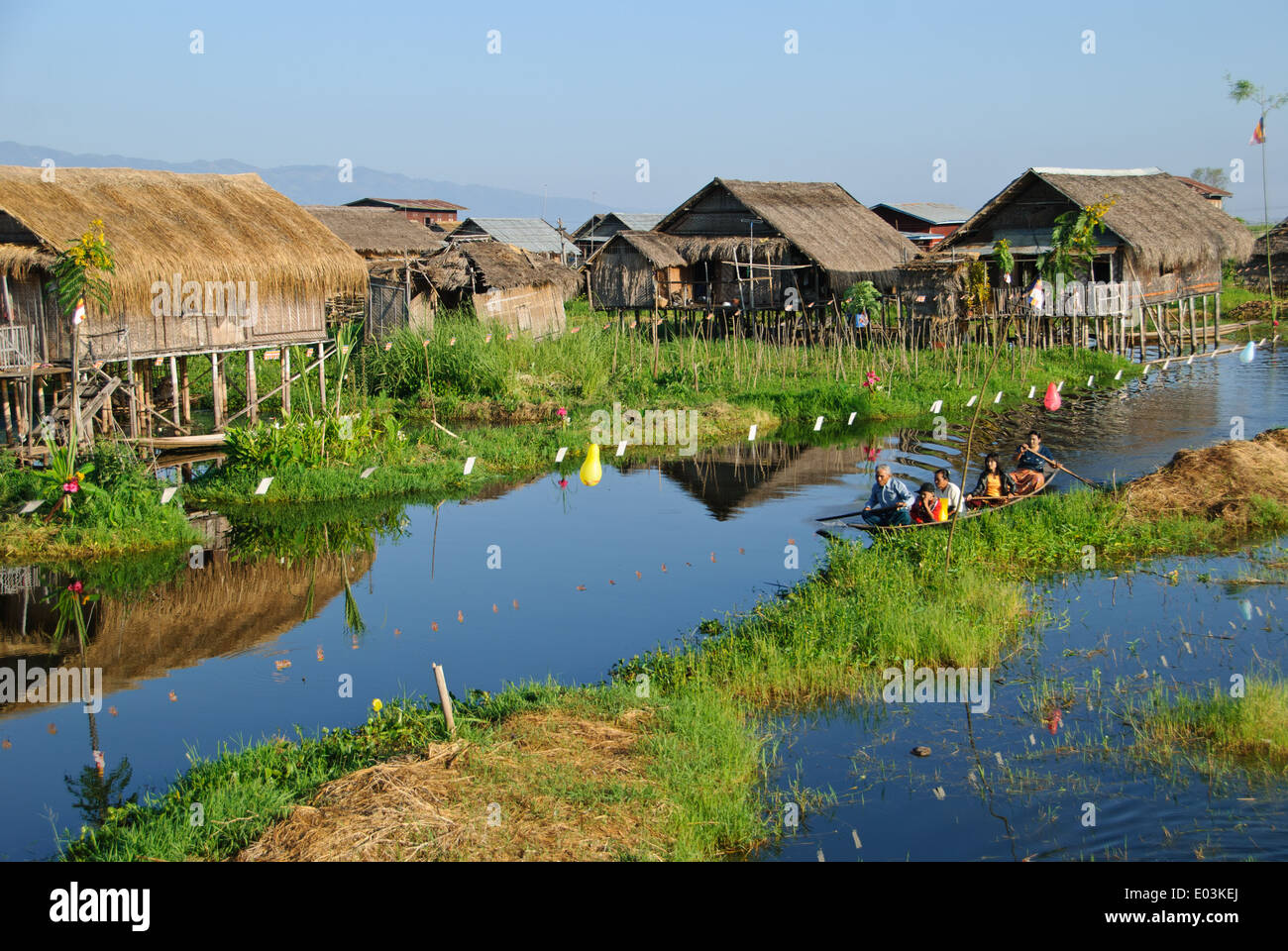 La vita in un villaggio di acqua oltre il Lago Inle. Foto Stock