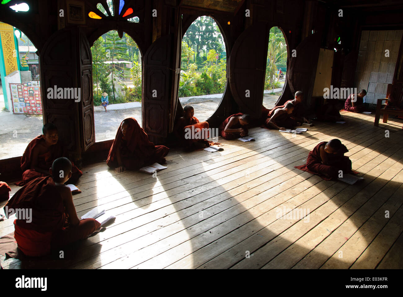 Il debuttante apprendimento monaci in legno teak costruzione di Shwe Yan Pyay Monastero Foto Stock