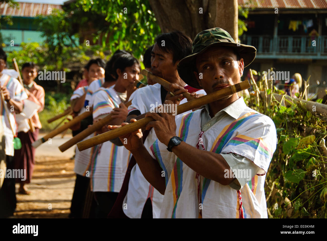 Locali etnici musicisti eseguendo sulla strada per una cerimonia. Foto Stock