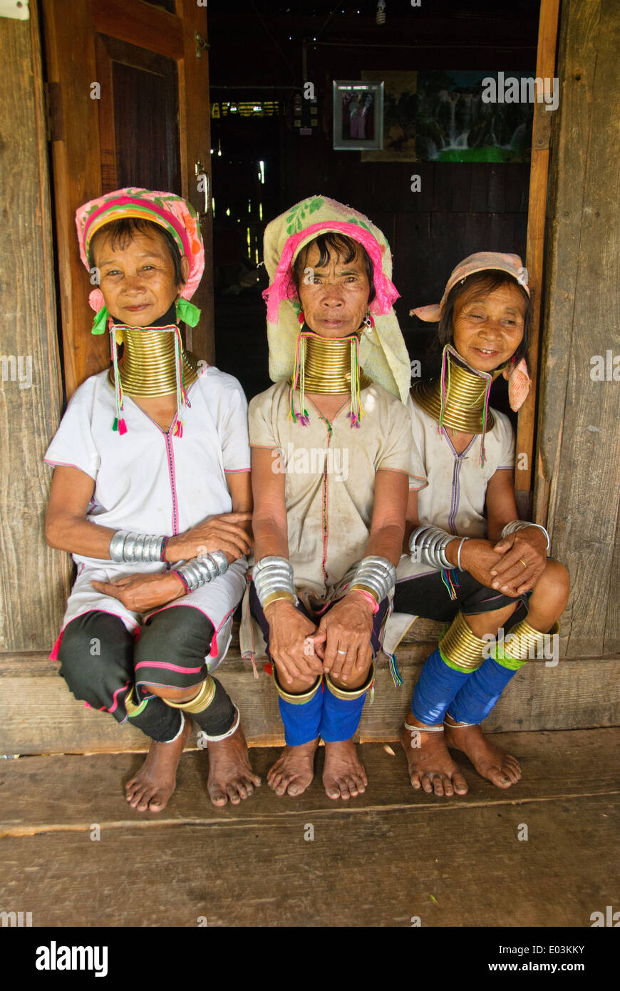 Le donne Padaung seduto davanti a casa loro. Foto Stock