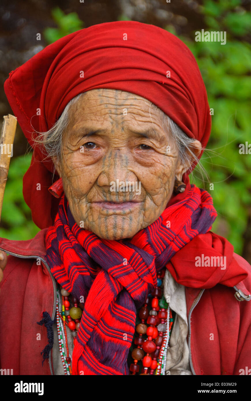 Mento di una donna anziana con tatuato faccia. Foto Stock
