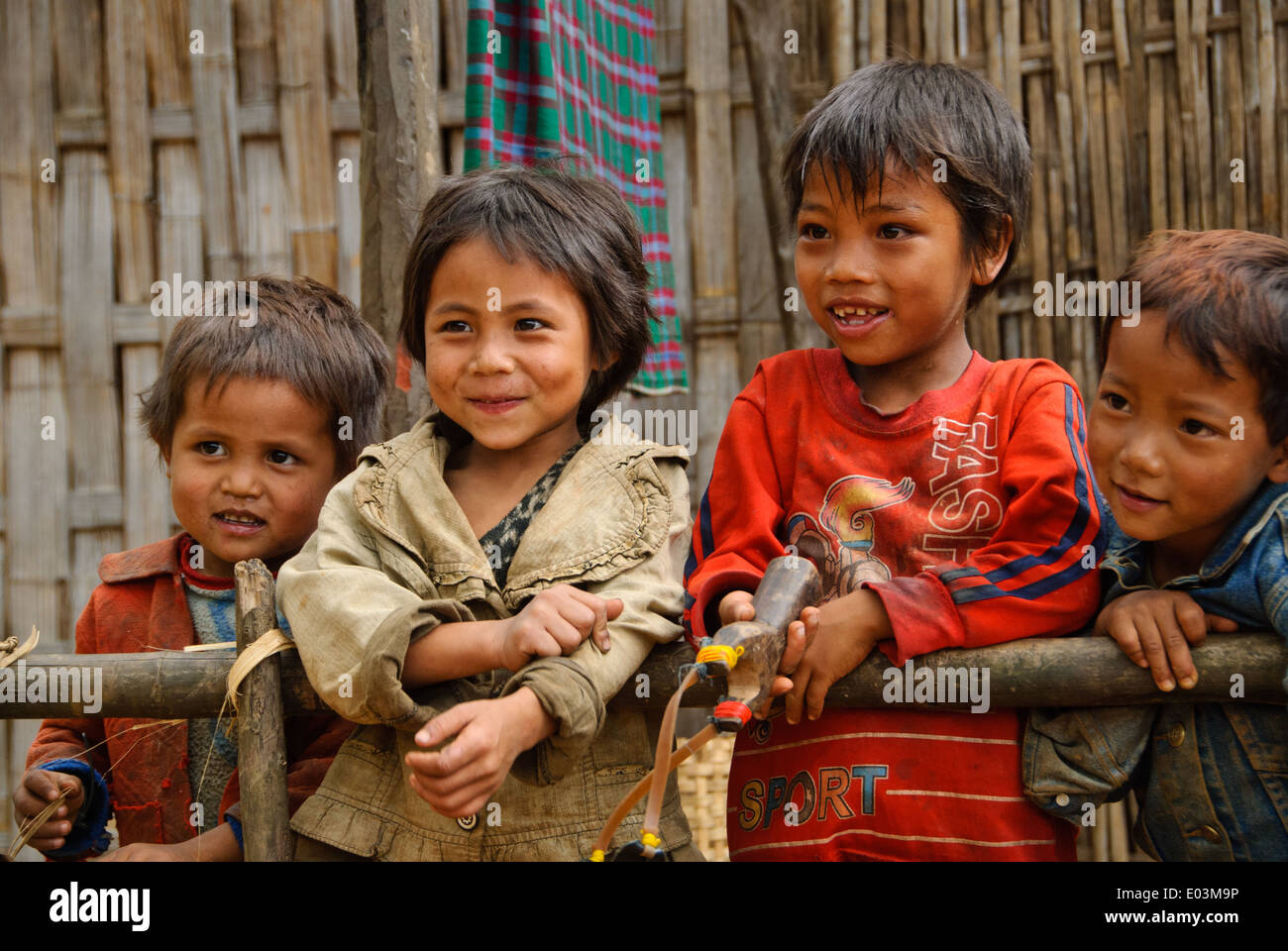 Mento kids in Ma Kyauk Ah Village, il Monte Victoria, Myanmar Foto Stock