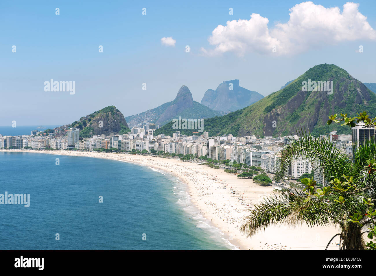 Vista tropicale della spiaggia di Copacabana con lo skyline della città di Rio de Janeiro in Brasile vista aerea Foto Stock