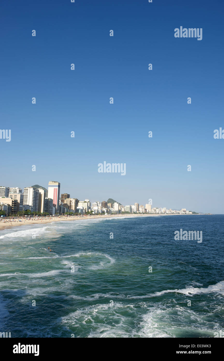 Rio de Janeiro Ipanema Beach Brasile skyline della città dal lato di Leblon Foto Stock