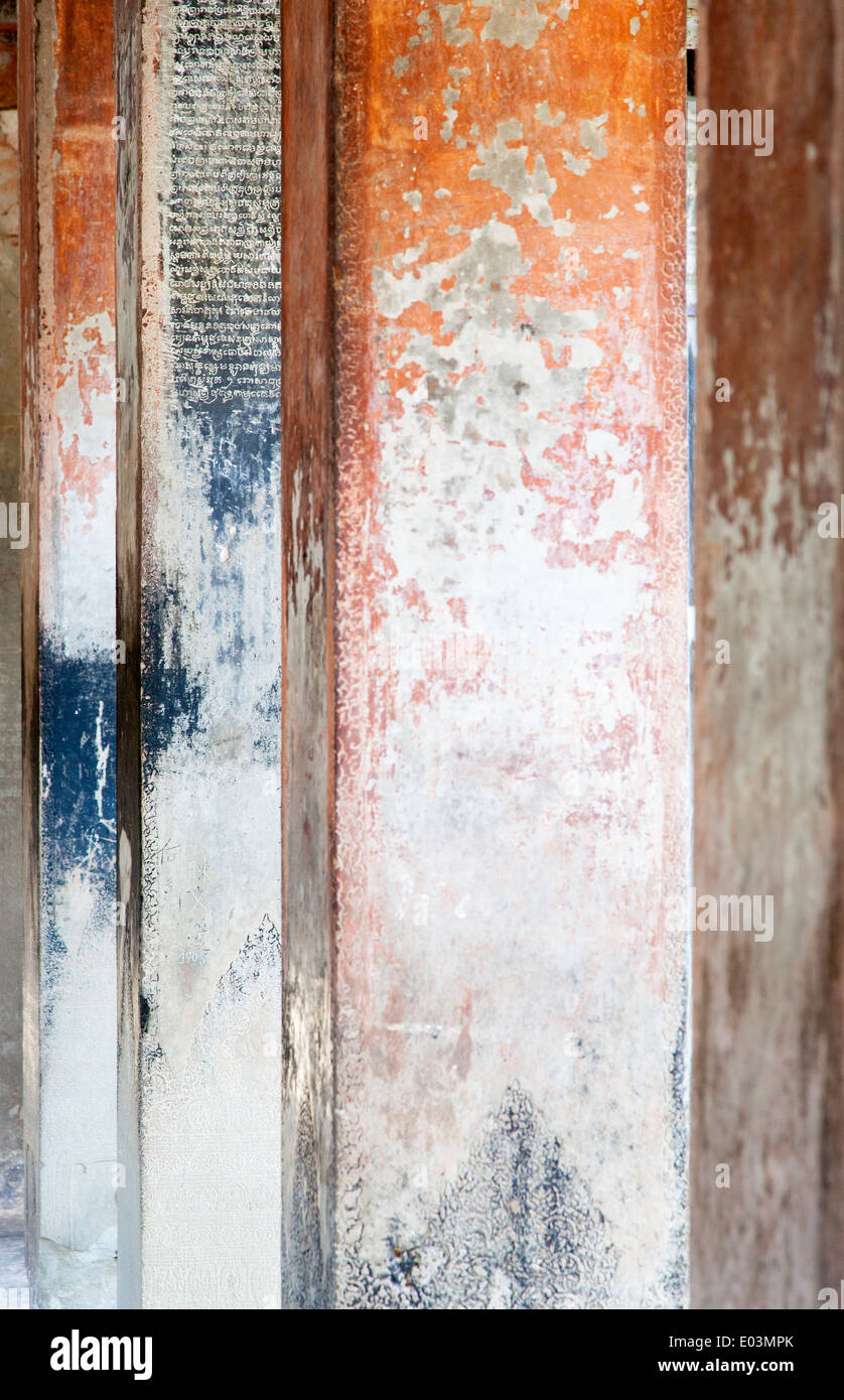 Le colonne all'interno di Angkor Wat, Siem Reap, Cambogia Foto Stock