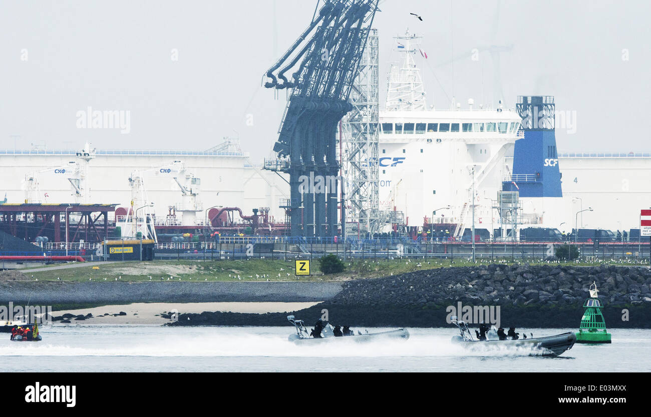 Rotterdam, Paesi Bassi. Il 1 maggio, 2014. Il russo petroliera Mikhail Ulyanov presso il porto di Rotterdam il 1 maggio 2014. La polizia olandese ha arrestato circa trenta attivisti di Greenpeace, compreso il capitano della lobby gruppo iconici Rainbow Warrior, come hanno cercato di fermare la petroliera russa erogare olio Artico dalla docking. Credito: Robin Utrecht/NurPhoto/ZUMAPRESS.com/Alamy Live News Foto Stock