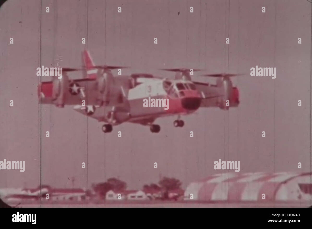 La clip dell'F-453 di un crash test della Lockheed Aircraft mostra un test di sicurezza per il trasporto progettato per analizzare l'integrità strutturale e la resistenza agli urti degli aerei militari e commerciali, con particolare attenzione al Lockheed Constellation. Questo test faceva parte degli sforzi in corso per migliorare gli standard di sicurezza degli aeromobili. Foto Stock