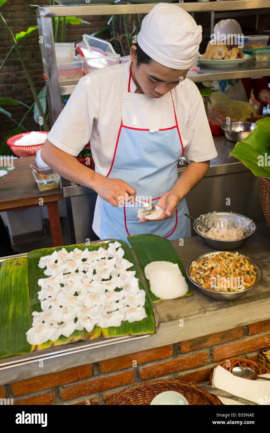 Lavoratori di cucina presso il ristorante del mercato e scuola di cucina (parte della gloria di mattina gruppo) Hoi An Vietnam Foto Stock