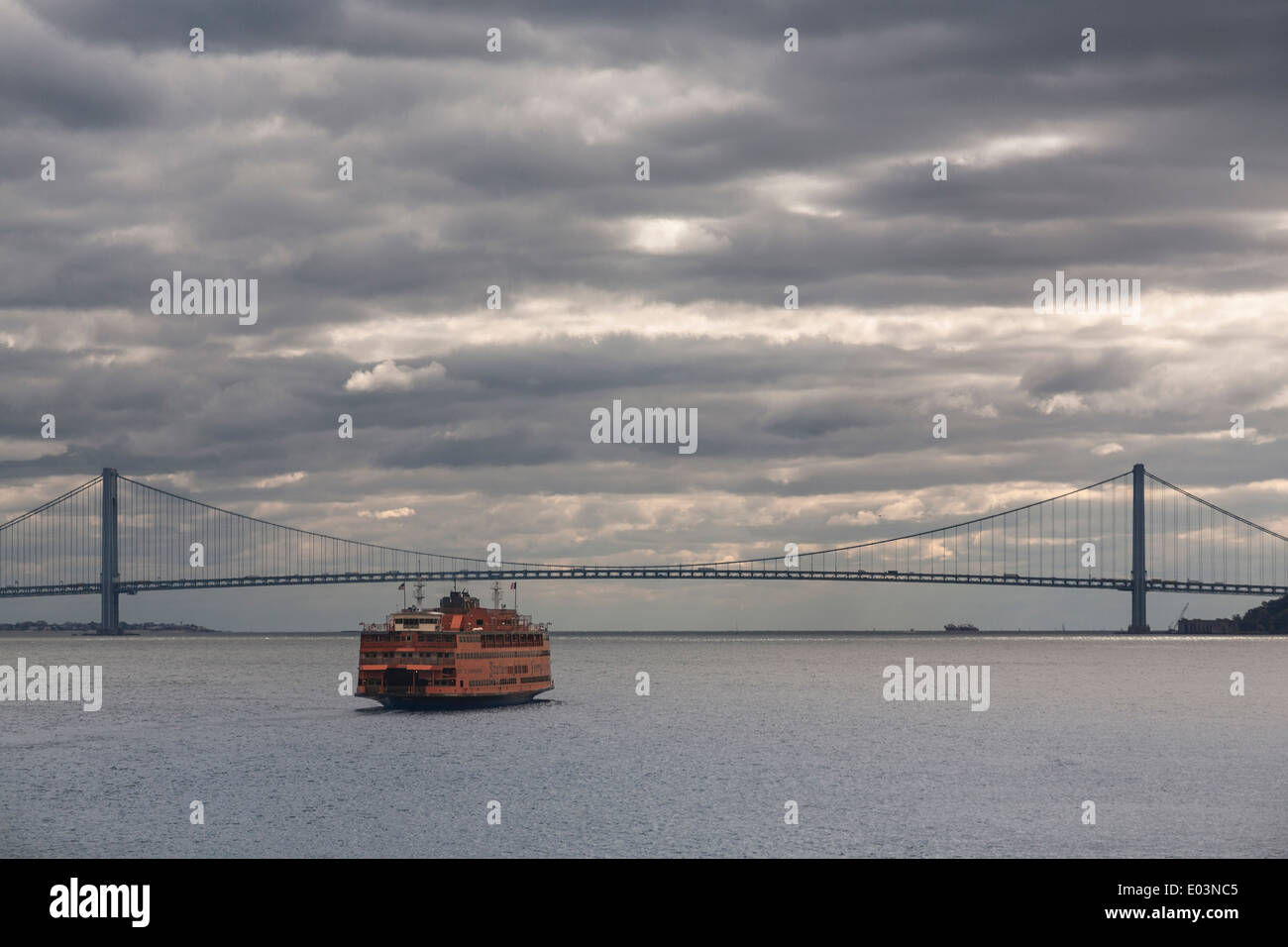 Verrazano-Narrows Bridge e Staten Island Ferry Foto Stock