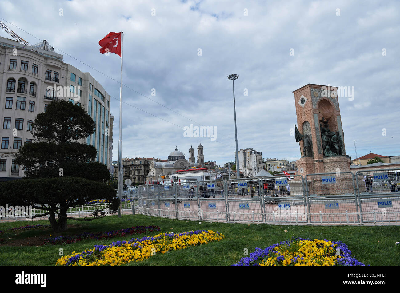 Istanbul, Turchia. Il 1 maggio, 2014. Blocco di polizia le strade verso Piazza Taksim di Istanbul, in Turchia, il 1 maggio 2014. Il Governatore di Istanbul dell'Ufficio aveva precedentemente rilasciato avvertenze contro la Giornata del Lavoro dimostrazioni di piazza Taksim, ma i sindacati hanno insistito sul loro diritto di raccogliere all'iconica piazza. Credito: Lu Zhe/Xinhua/Alamy Live News Foto Stock