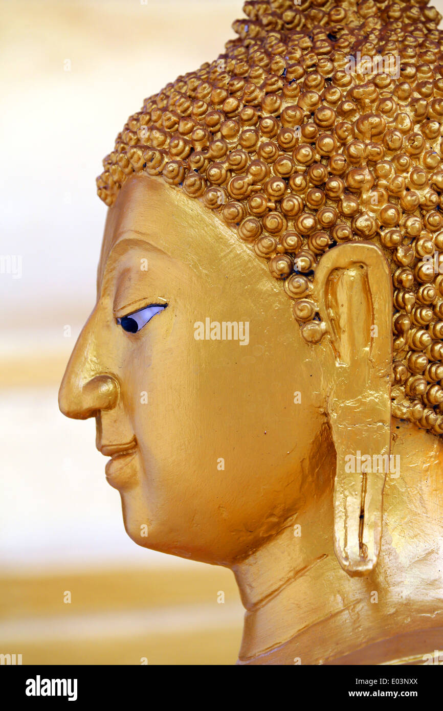 Oro statua del Buddha di testa e viso a Wat Panping tempio in Chiang Mai Thailandia Foto Stock