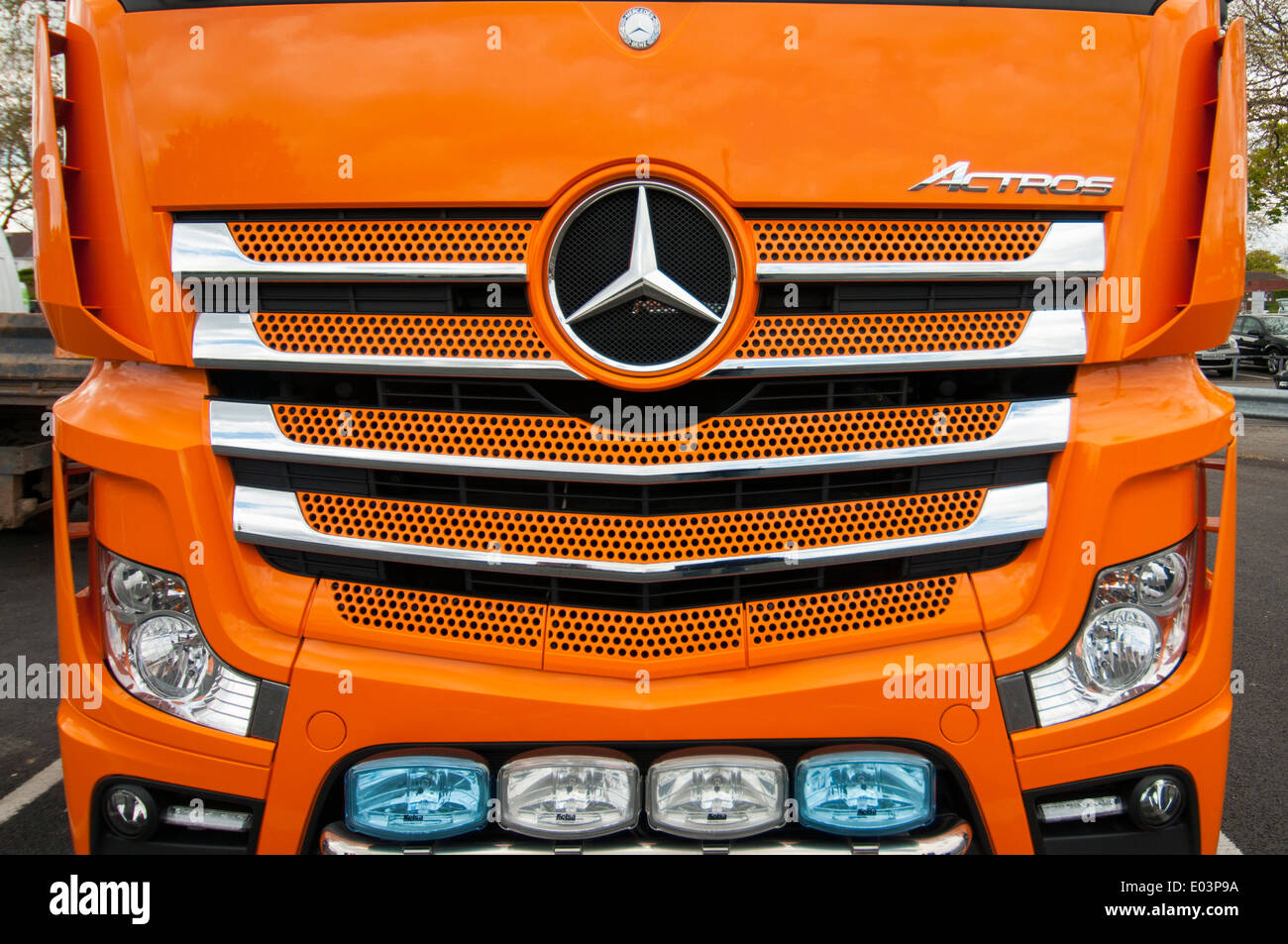 Parte anteriore di un arancio Mercedes Actros cabina del camion Foto Stock