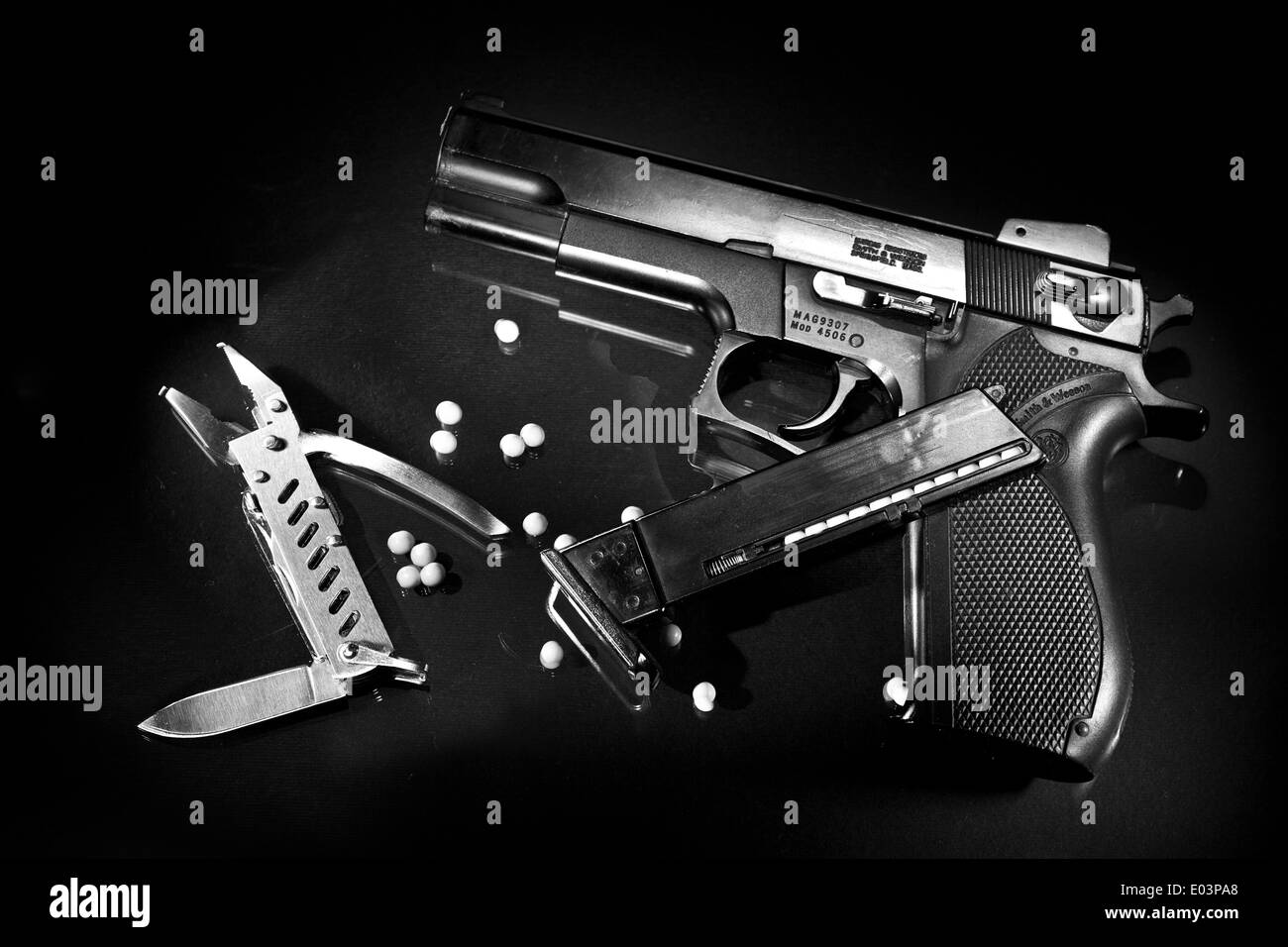 Softair pistola con proiettili e coltello Foto Stock