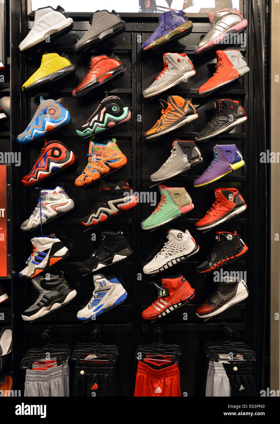 Colorato uomini scarpe da ginnastica per la vendita in un Foot Locker store  a Roosevelt Field di Long Island Foto stock - Alamy