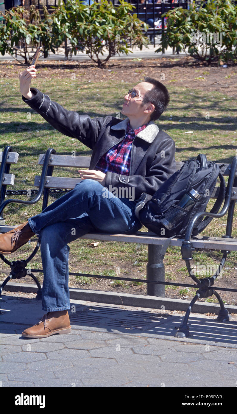 Un uomo prende un selfie in Washington Square Park a Manhattan Foto Stock