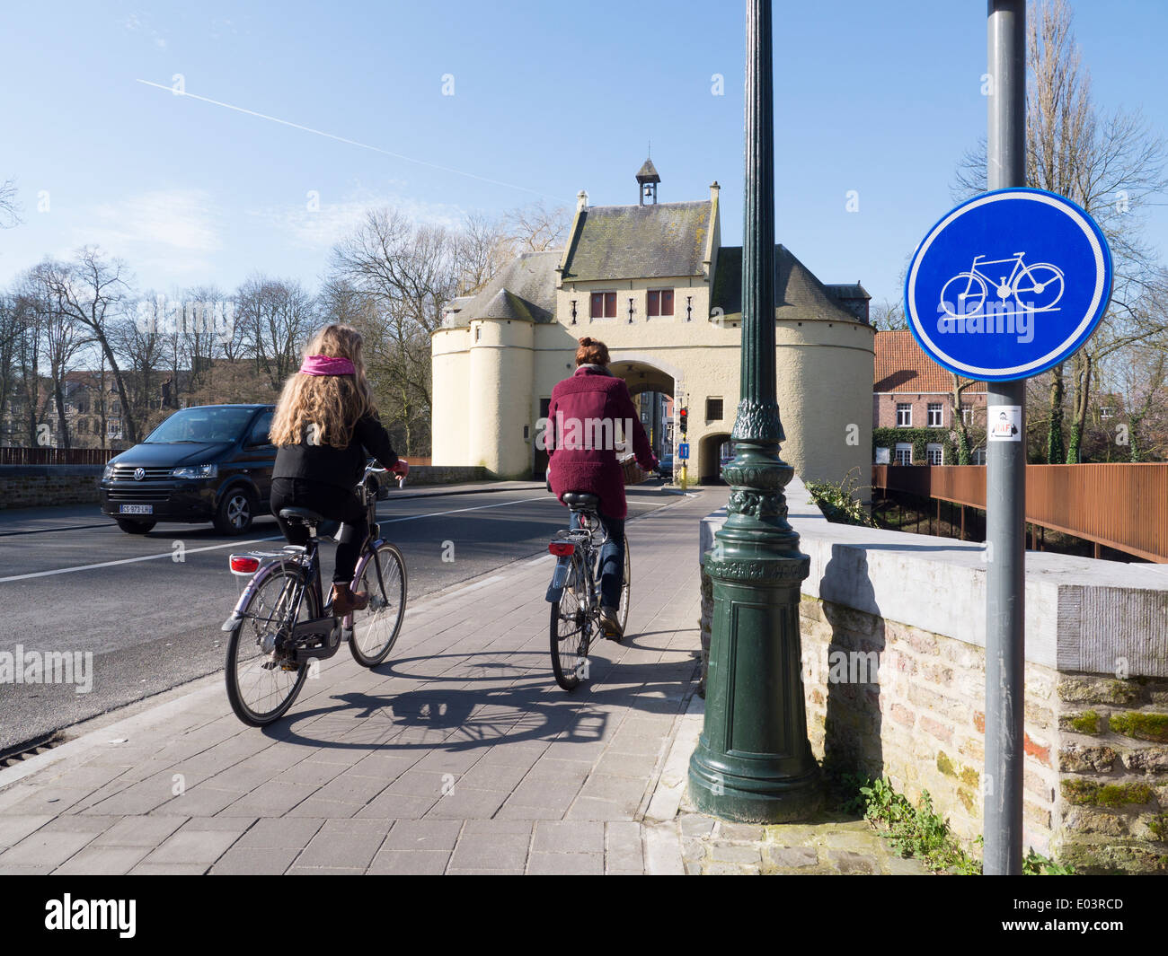 I ciclisti utilizzano la rete ciclabile per attraversare il canale a Smedenpoort, Bruges, Belgio Foto Stock