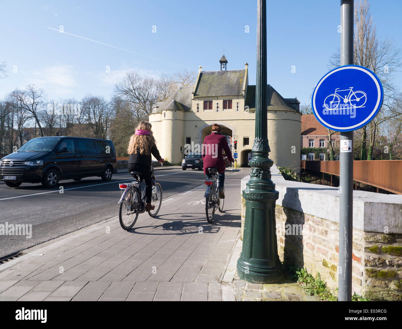 I ciclisti utilizzano la rete ciclabile per attraversare il canale a Smedenpoort, Bruges, Belgio Foto Stock