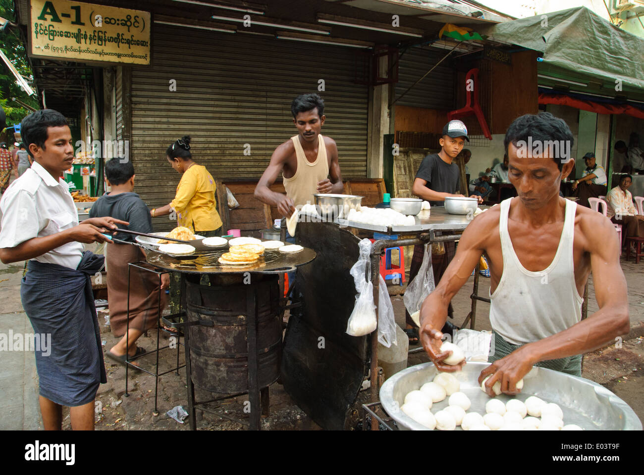 Cucina di strada di Yangon Foto Stock