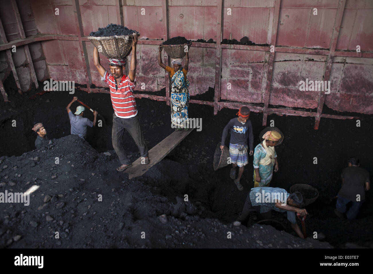 Dacca in Bangladesh. Xiv gen, 2013. Lavoro in Bangladesh portano il loro vivere da poveri a guadagnare. Dopo aver lavorato 11 ore al giorno hanno guadagna di meno allora $3USD. In età moderna hanno il lavoro manualmente fino ad ora. © Zakir Hossain Chowdhury/NurPhoto/ZUMAPRESS.com/Alamy Live News Foto Stock