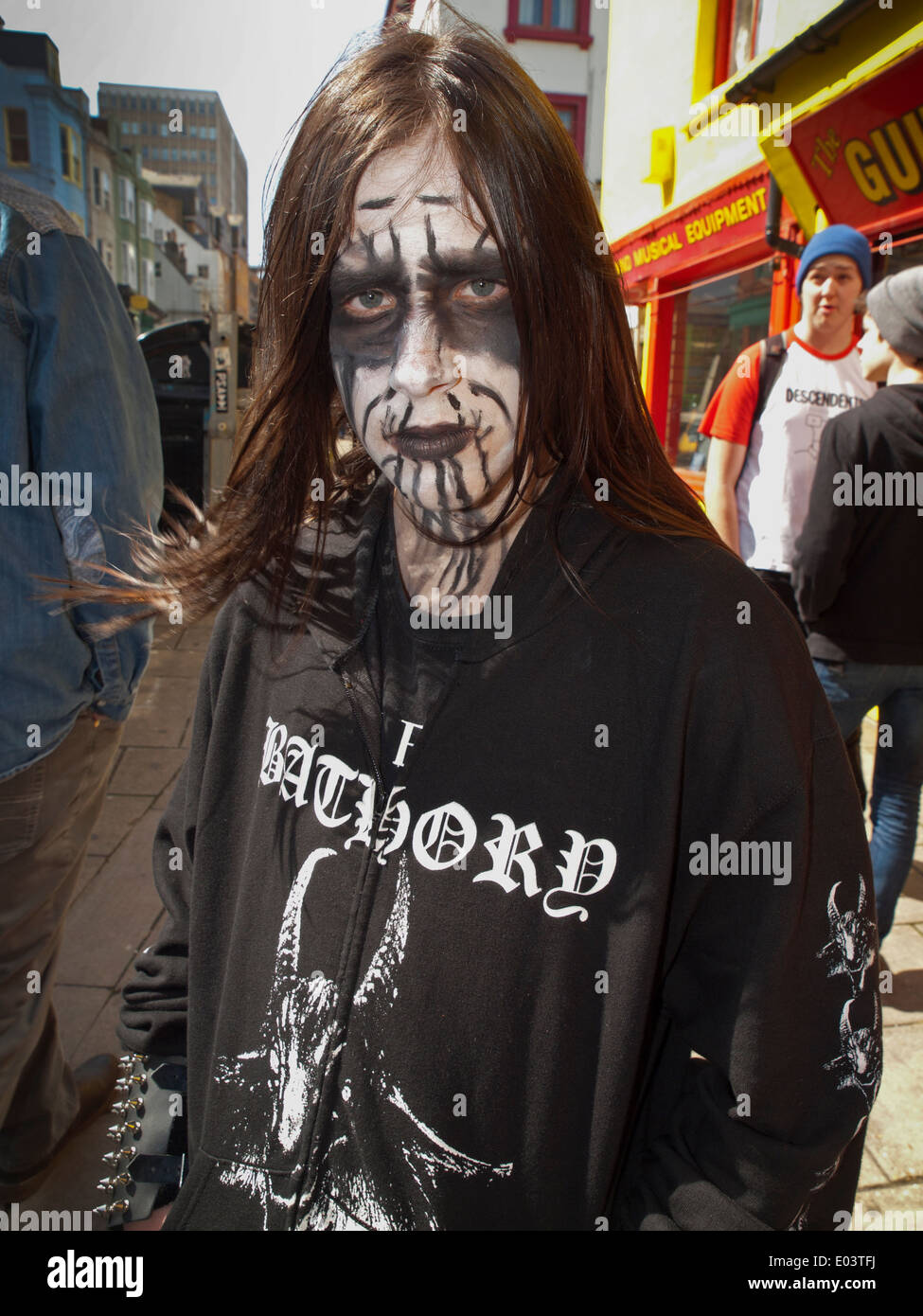 Una ventola di adolescenti di Bathory, Svedese di banda metallica, sulle strade di Brighton Foto Stock