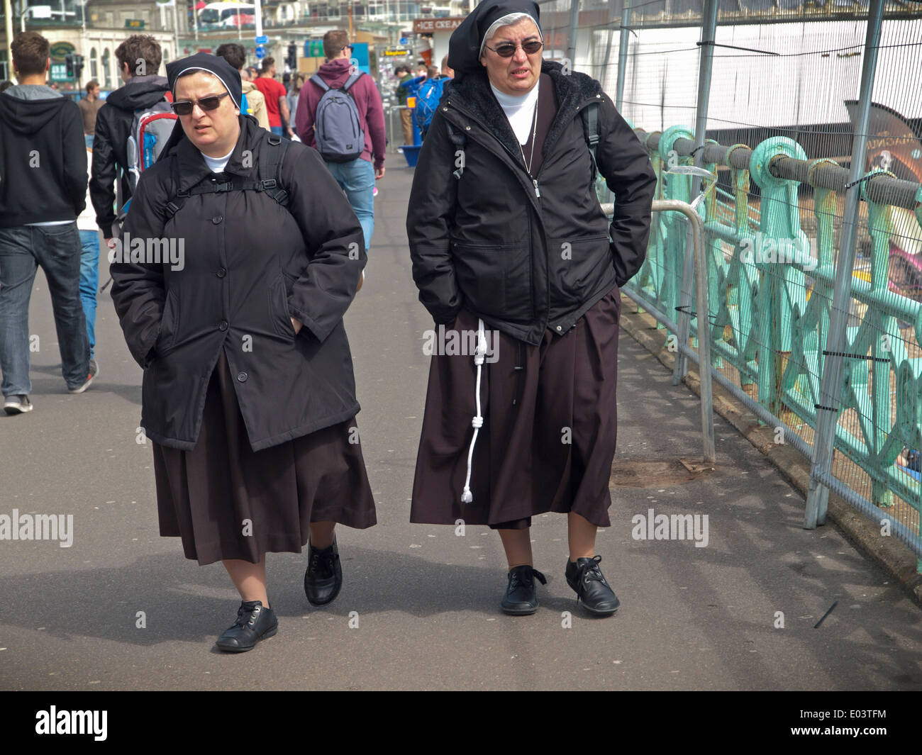 Le monache a fare una passeggiata lungo la Brighton Seafront Foto Stock