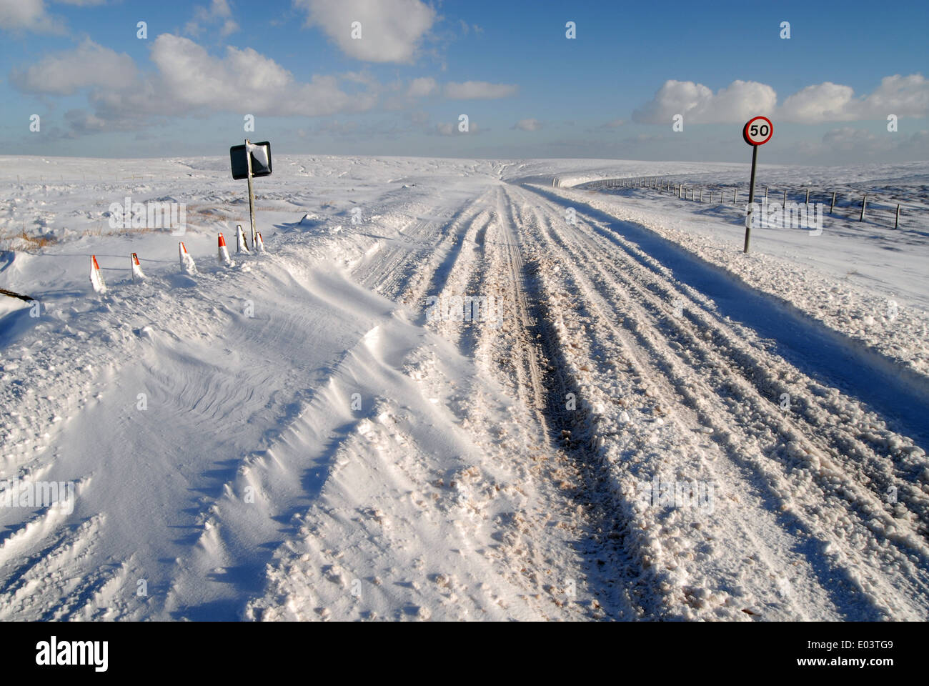 Una coperta di neve su strada, la A57 snake pass Derbyshire. Foto Stock