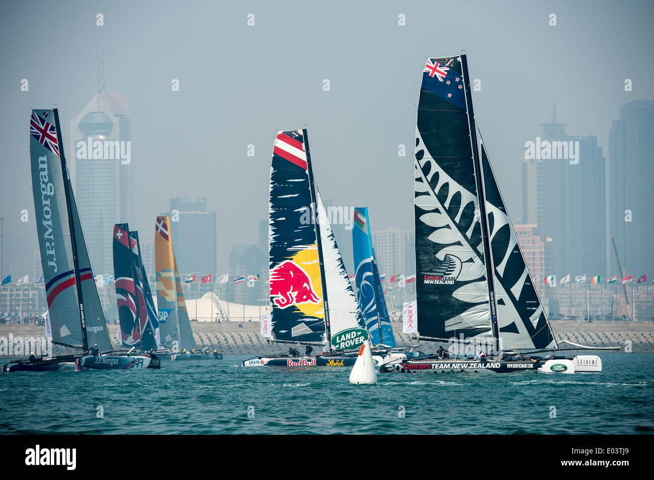 Qingdao, Cina. Il 1 maggio 2014. Il giorno della gara uno dei Land Rover Extreme serie Vela regata in Qingdao, Cina. 1/5/2014 Credit: Chris Cameron/Alamy Live News Foto Stock