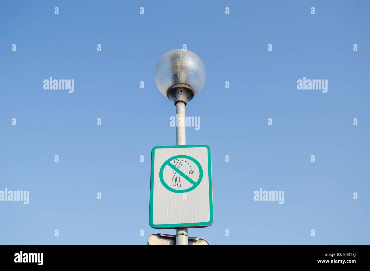 Le informazioni di avvertimento strada segno il divieto di imbrattando le strade con il lituano iscrizione sul lampione Foto Stock